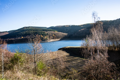 Obernau Talsperre im Siegerland bei Trockenheit im Herbst