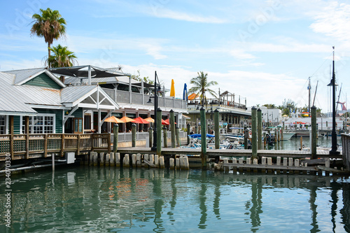 Foto KEY WEST, FL, USA - APRIL 23, 2018: Historic seaport Harbor Walk on Key West isl