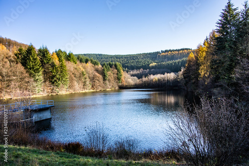 Obernau Talsperre im Siegerland bei Trockenheit im Herbst