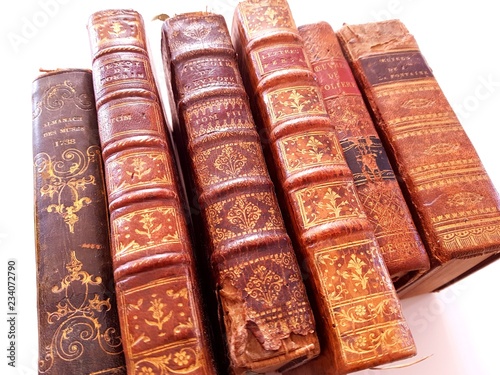 Livres anciens en rangée, couvertures en cuir