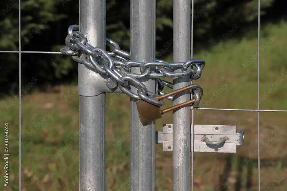 catena e lucchetto d'acciaio con cancello, steel chain and padlock with  gate Stock Photo | Adobe Stock