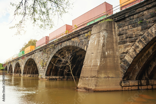 Cuadro en lienzo A skewed arch stone bridge in Western Pennsylvania stretching across a river