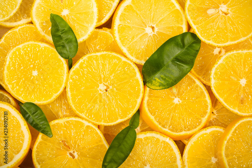 лимоны лежат дольки лежат на столе фоновое изображение 