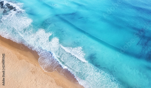 Plaża i fale z góry. Turkusowy wodny tło od odgórnego widoku. Seascape lato z powietrza. Widok z góry z drona. Koncepcja i pomysł na podróż