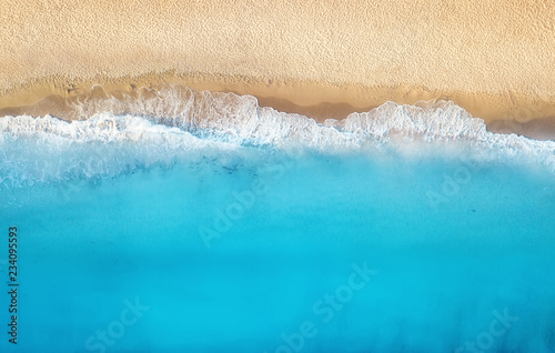 Plaża i fale z góry. Turkusowy wodny tło od odgórnego widoku. Seascape lato z powietrza. Widok z góry z drona. Koncepcja i pomysł na podróż