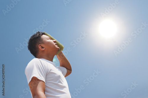 Cuadro en lienzo Young man and heat stroke.