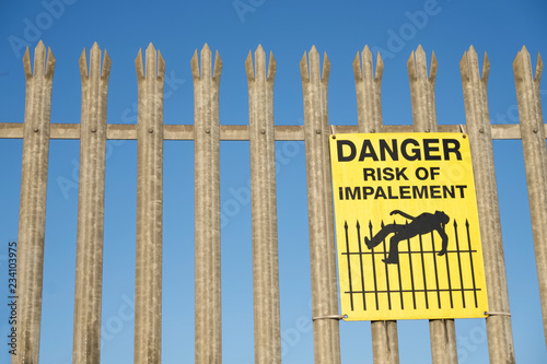 Tableau sur toile Impalement danger and risk sign on fence for security and protection