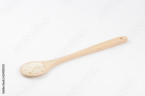 Quadro em tela Arroz redondo blanco en una cuchara de madera sobre fondo blanco