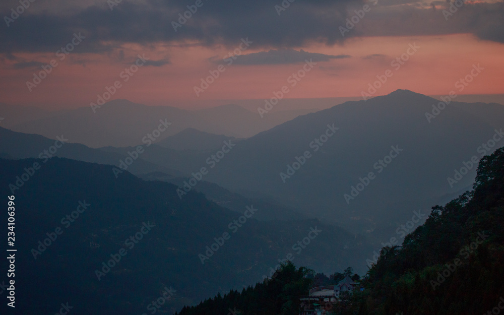 Obraz premium zachód słońca w górach