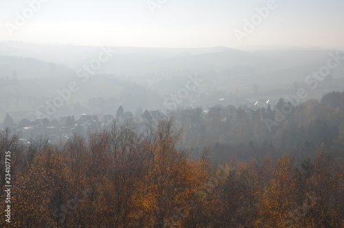 Neblig dunstige Hügellandschaft am Herbstwald mit Ausblick auf Hügellandschaft photo