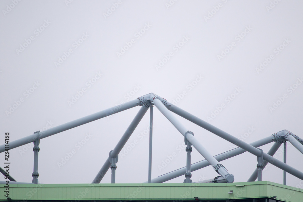 Stahlrohre auf einem Stadiondach in Hamburg