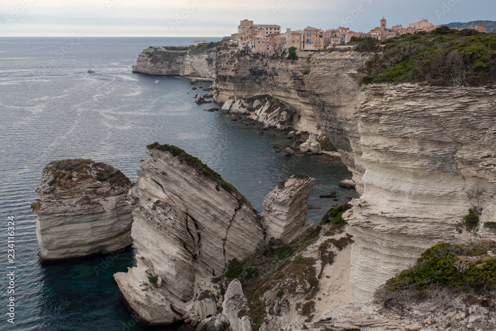 Die Altstadt von Bonifacio mit Klippen auf Korsika
