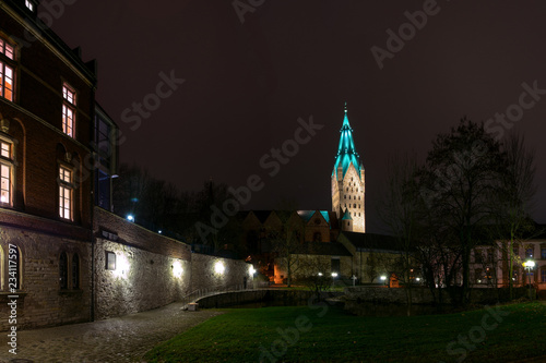 Der während des Weihnachtsmarkts beleuchtete Dom in Paderborn