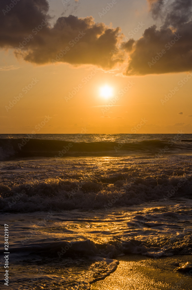 Obraz premium Amazing sea sunset, the sun, waves, clouds