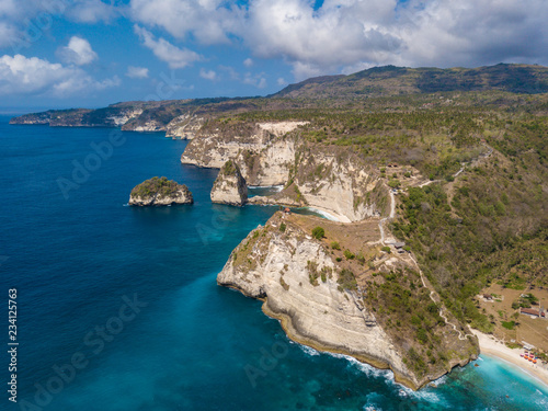 Sea coast view with little house standing on the high cliff bring above sea and little rocky islets. Atuh beach, Nusa Penida island. Popular travel destination on Bali holidays. Indonesian background. © umike_foto