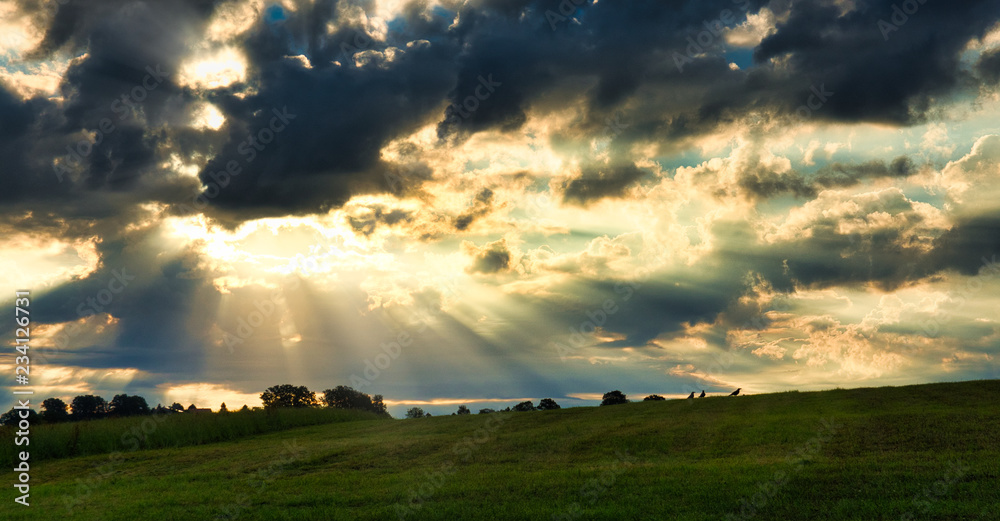 Die Sonne bricht durch die Wolken Die Sonne bricht durch die Wolken