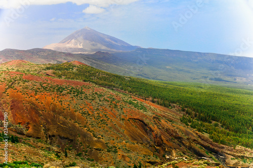 Ruhender Vulkan Teide mit vulkanischer Landschaft im Vordergrund