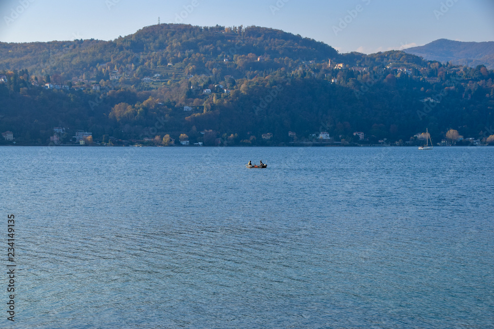 barchetta di pescatori in autunno al lago