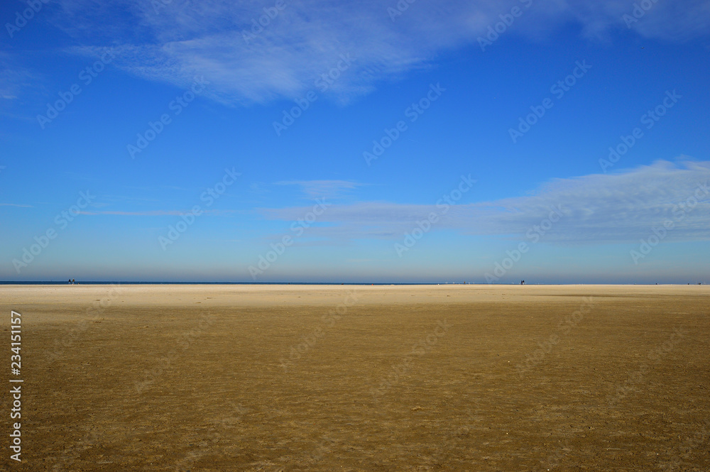 Nadmorskie wybrzeże, plaża i morze pod niebieskim niebem z chmurami. Nadmorskie wybrzeże, plaża i morze pod niebieskim niebem z chmurami.