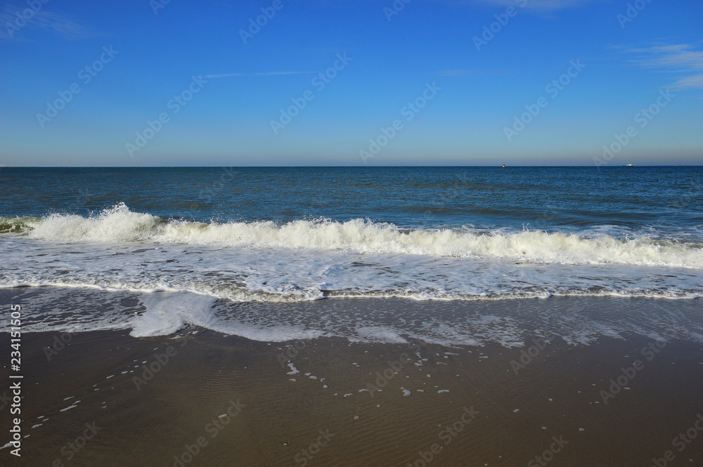 Fala morska wdzierająca się na plażę podczas odpływu i przypływu morza.