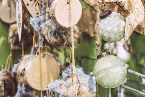 Décors de Noel en bois et plumes naturels photo