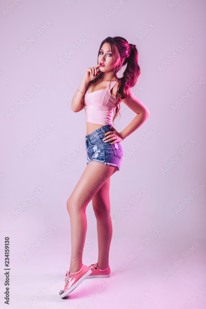 Naklejka premium Beautiful woman in studio on a light purple background