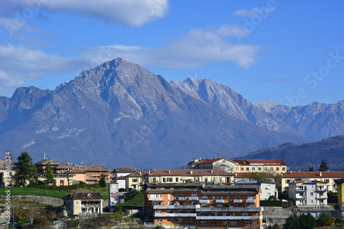 il monte Schiara fa da sfondo sulla bellissima cittadina di belluno, nel cuore delle Dolomiti © corradobarattaphotos
