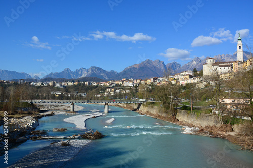 фотографія La bella valle Bellunese in Italia, un bellissimo giorno di sole