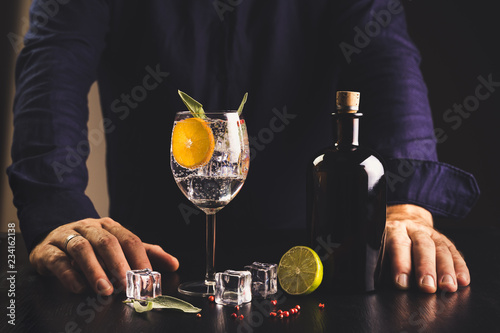 Obraz na płótnie dark background whiskey ice glass ice hand photo moody pouring alcohol bourbon bartender bar hotel home w salonie