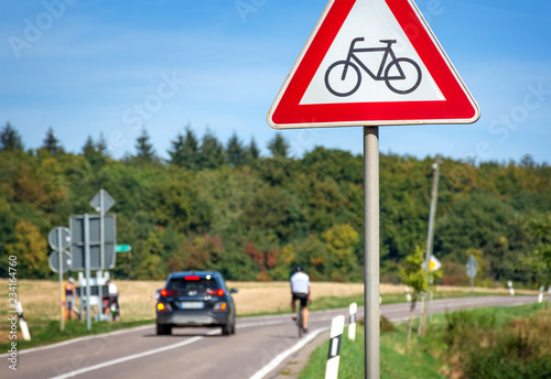 Auto überholt Radfahrer auf Landstraße Gefahr