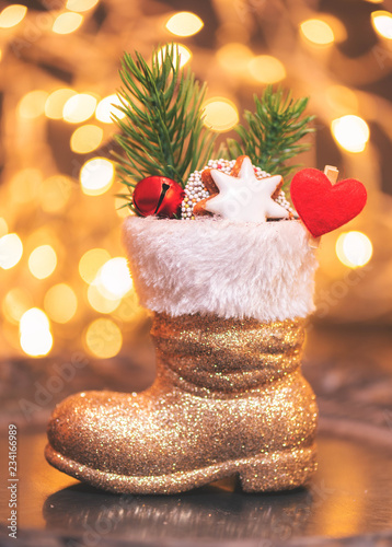 gefüllter Stiefel des Weihnachtsmann in Gold