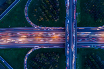Papier peint photo Autoroute de nuit Jonction autoroutière vue du ciel nuit  © Arcansél