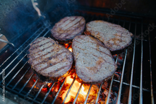 dry aged rib-eye steaks werden auf dem Grill gebraten