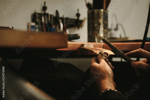 Schilderij op canvas Goldsmith making gold ring at workshop