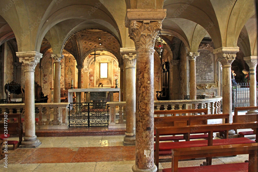 Duomo di Modena; la cripta