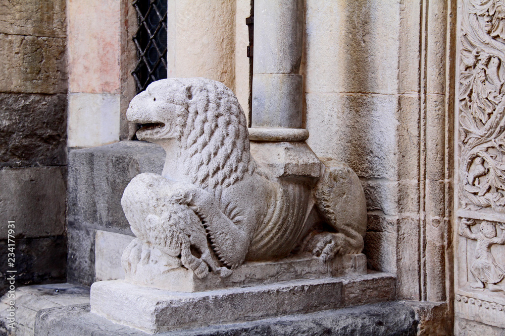 Duomo di Modena; leone stiloforo del portale settentrionale (Porta della Pescheria)