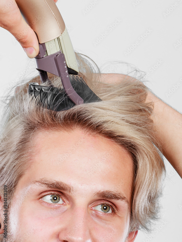 Naklejka premium Man going to shave his long hair