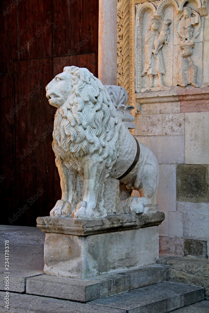 Duomo di Modena; leone stiloforo del portale in facciata