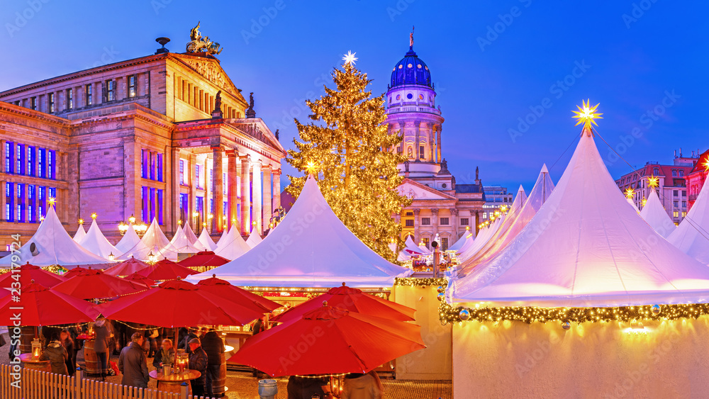 Obraz premium Berlin, Niemcy, panoramiczny widok na Jarmark Bożonarodzeniowy - Gendarmenmarkt. Jarmarki bożonarodzeniowe to tradycyjne zimowe atrakcje w Europie. Gendarmenmarkt to najpopularniejszy targ bożonarodzeniowy w Berlinie.