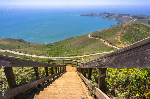 Fototapeta Schody schodzące ze szczytu Hawk Hill; piękne widoki na zielone wzgórza i linię brzegową Marin Headlands w tle; obszar Zatoki San Francisco na północ, Kalifornia