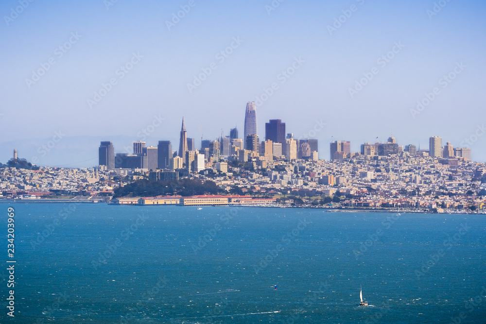 Obraz premium The San Francisco skyline as seen from across the bay; California