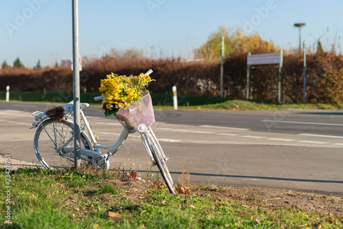 Ein sogenanntes Ghost Bike wird aufgestellt an der Stelle , an der ein Fahrradfahrer tötlich verunglückt ist  photo