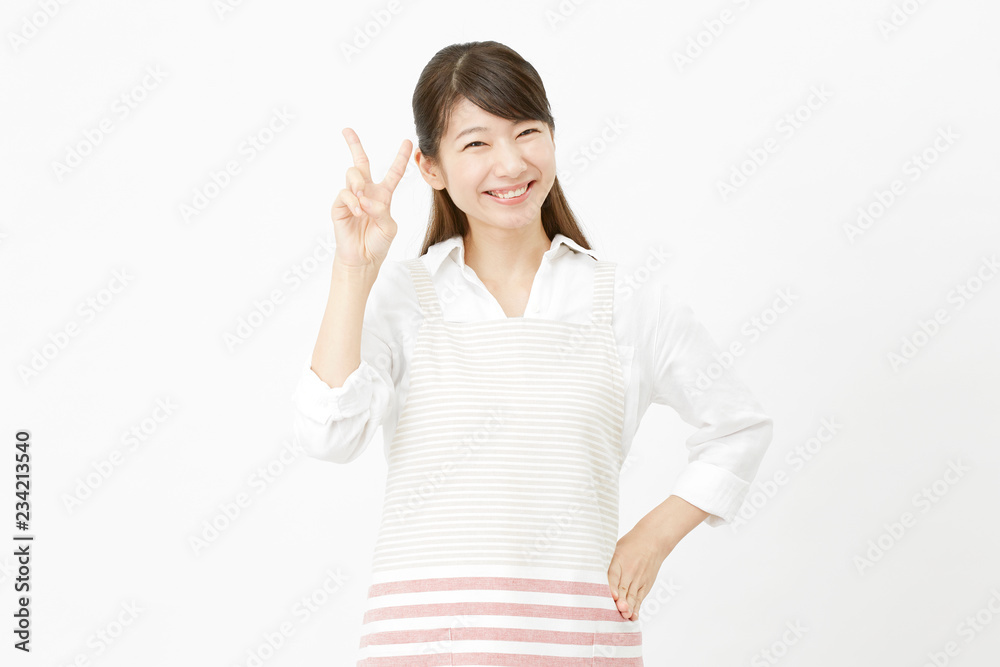 女性　エプロン姿　ピース