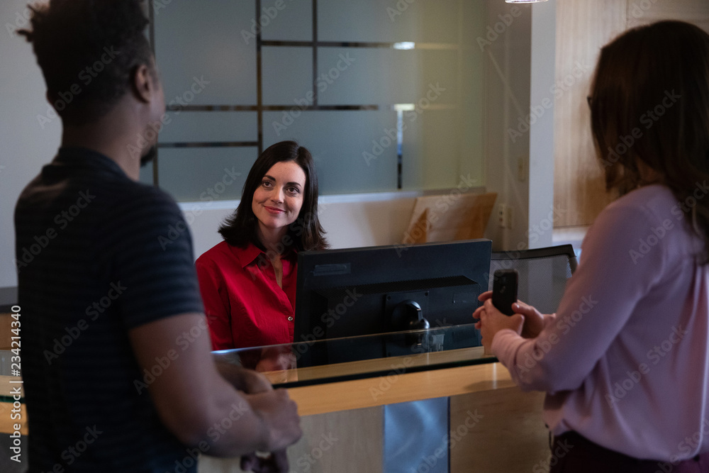 Obraz premium Friendly receptionist in business lobby
