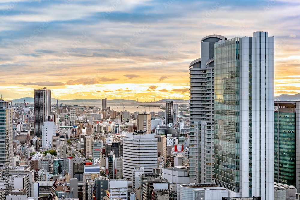 Fototapeta premium 夕焼けの大阪都市風景