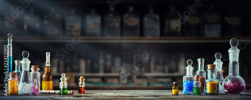 Tableau sur toile Vintage medications in small bottles on wood desk