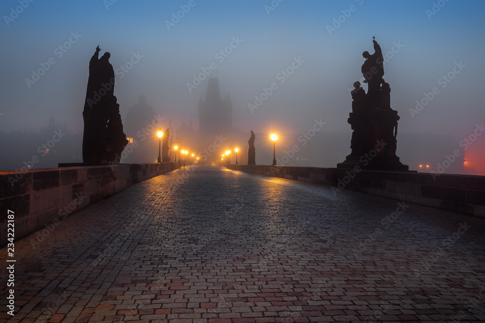 Obraz premium On the famous Charles Bridge in the morning mist, Prague, Czech Republic, Europe