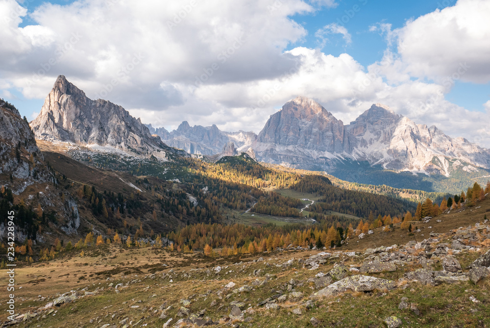 Obraz premium Colorful scenic view of majestic Dolomites mountains in Italian Alps.