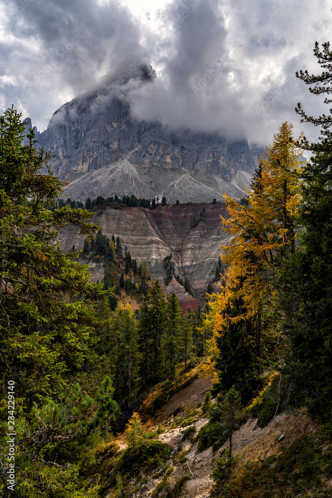 Obraz premium Colorful scenic view of majestic Dolomites mountains in Italian Alps.