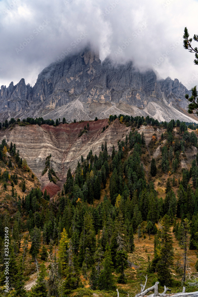 Obraz premium Colorful scenic view of majestic Dolomites mountains in Italian Alps.